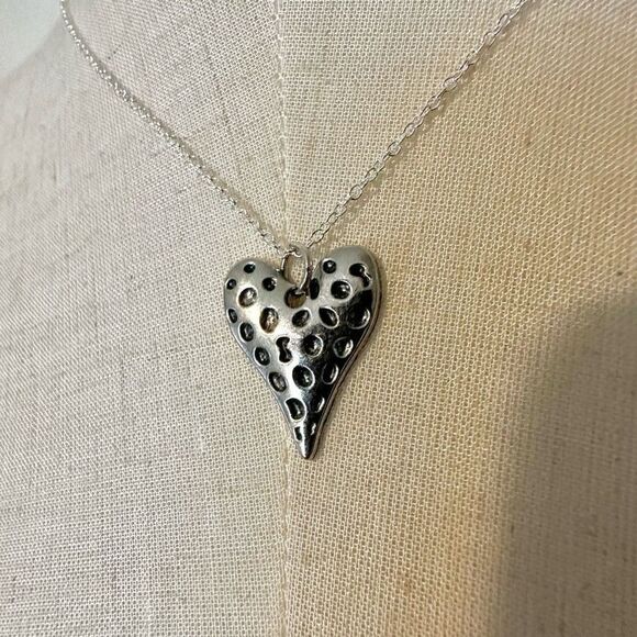 Silver tone heart pendant necklace Jewelry - Silver tone heart pendant necklace